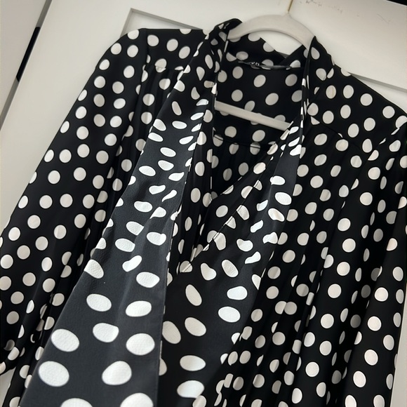 Black and white oversized silky pleated dress - Picture 2 of 4